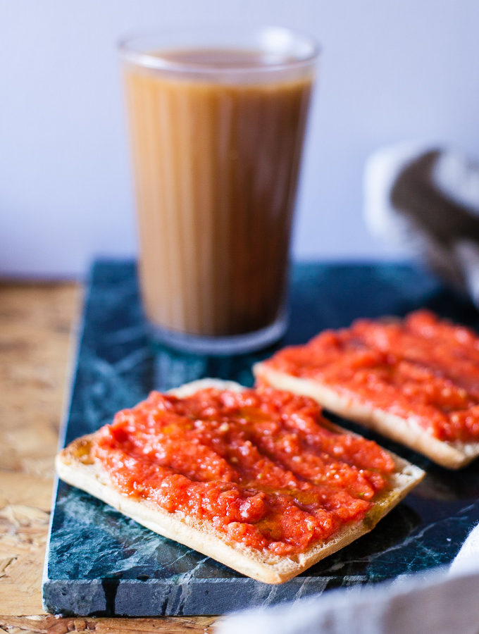 Mitä vegaani laittaa leivän päälle - Pan con tomate